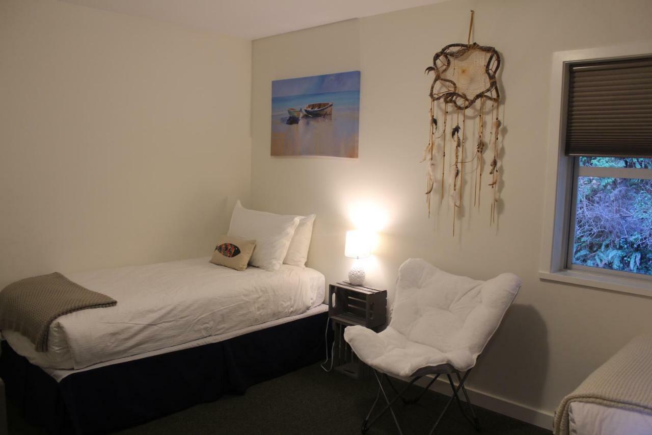 Siennas Harbour House Apartment Tofino Bagian luar foto